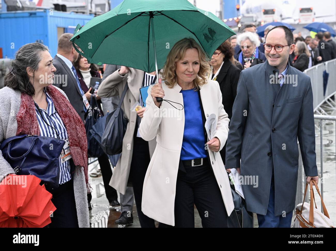 Hamburg, Deutschland. Oktober 2023. Bundesverbrauchsminister Steffi Lemke (M) reist im Rahmen des deutsch-französischen Retreats zu einer Bootsfahrt durch den Hamburger Hafen ein. Hinweis: John MacDougall/POOL/dpa/Alamy Live News Stockfoto