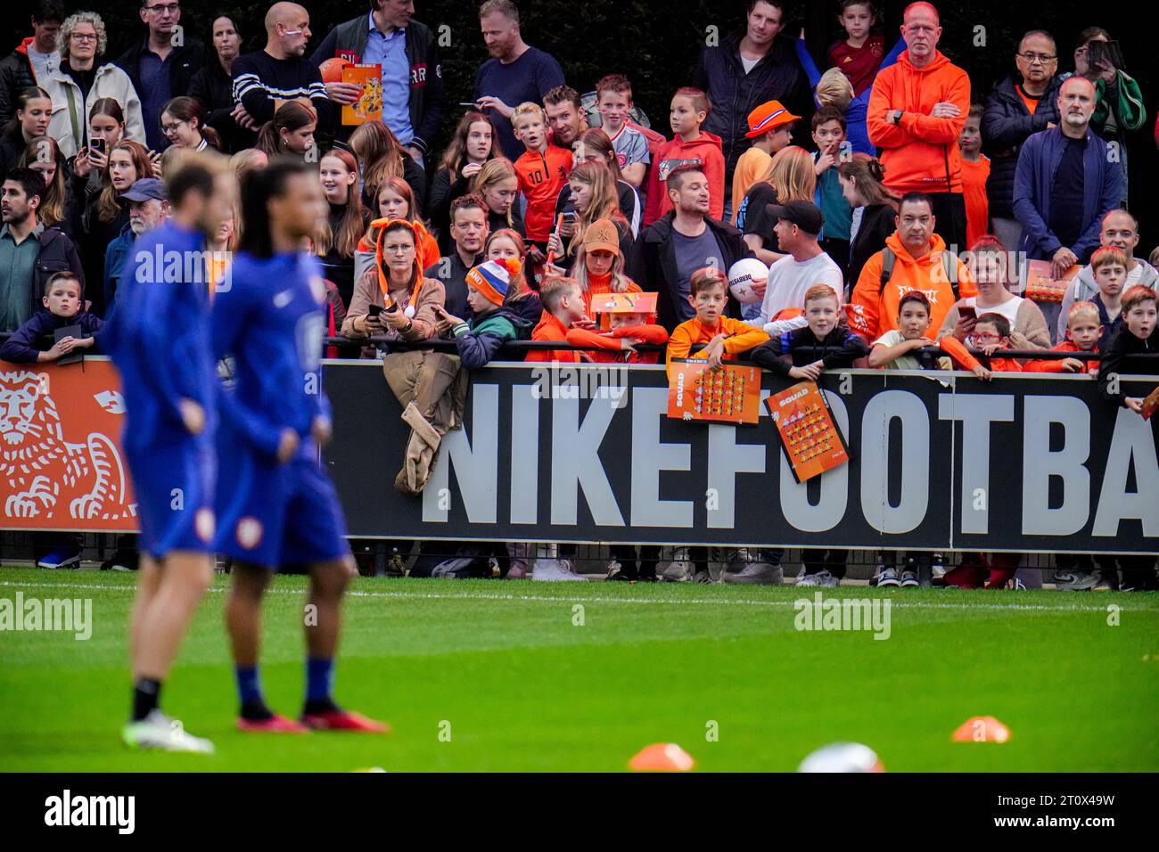 Zeist, Niederlande. Oktober 2023. ZEIST, NIEDERLANDE - 9. OKTOBER: Fans und Unterstützer von Oranje während eines Trainings der niederländischen Fußballmannschaft für Herren auf dem KNVB Campus am 9. Oktober 2023 in Zeist, Niederlande (Foto: Rene Nijhuis/Orange Pictures) Credit: Orange Pics BV/Alamy Live News Stockfoto