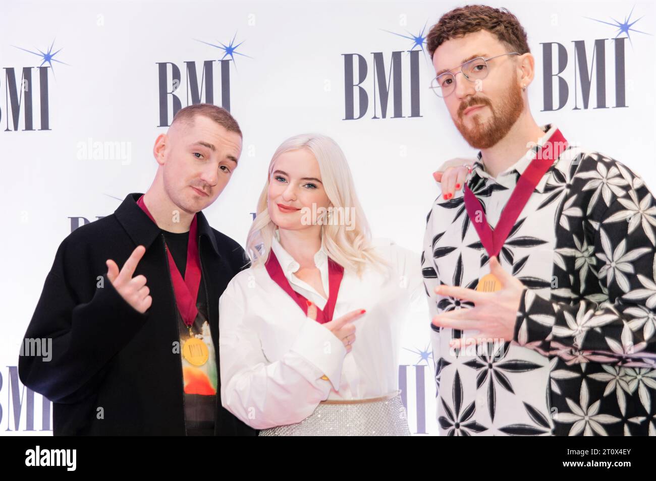 London, Vereinigtes Königreich. Oktober 2023. Die Clean Bandit-Bandmitglieder Luke Patterson, Grace Chatto und Jack Patterson zeigen ihre Medaillen auf dem BMI A Stockfoto