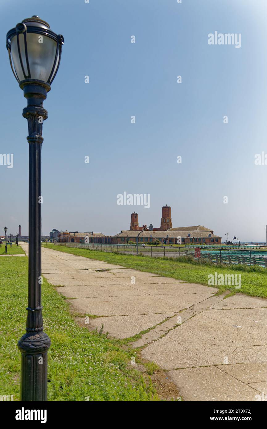 Der Jacob Riis Park und der Boardwalk sind mittags verlassen. Es sei denn, man zählt Seevögel. Stockfoto