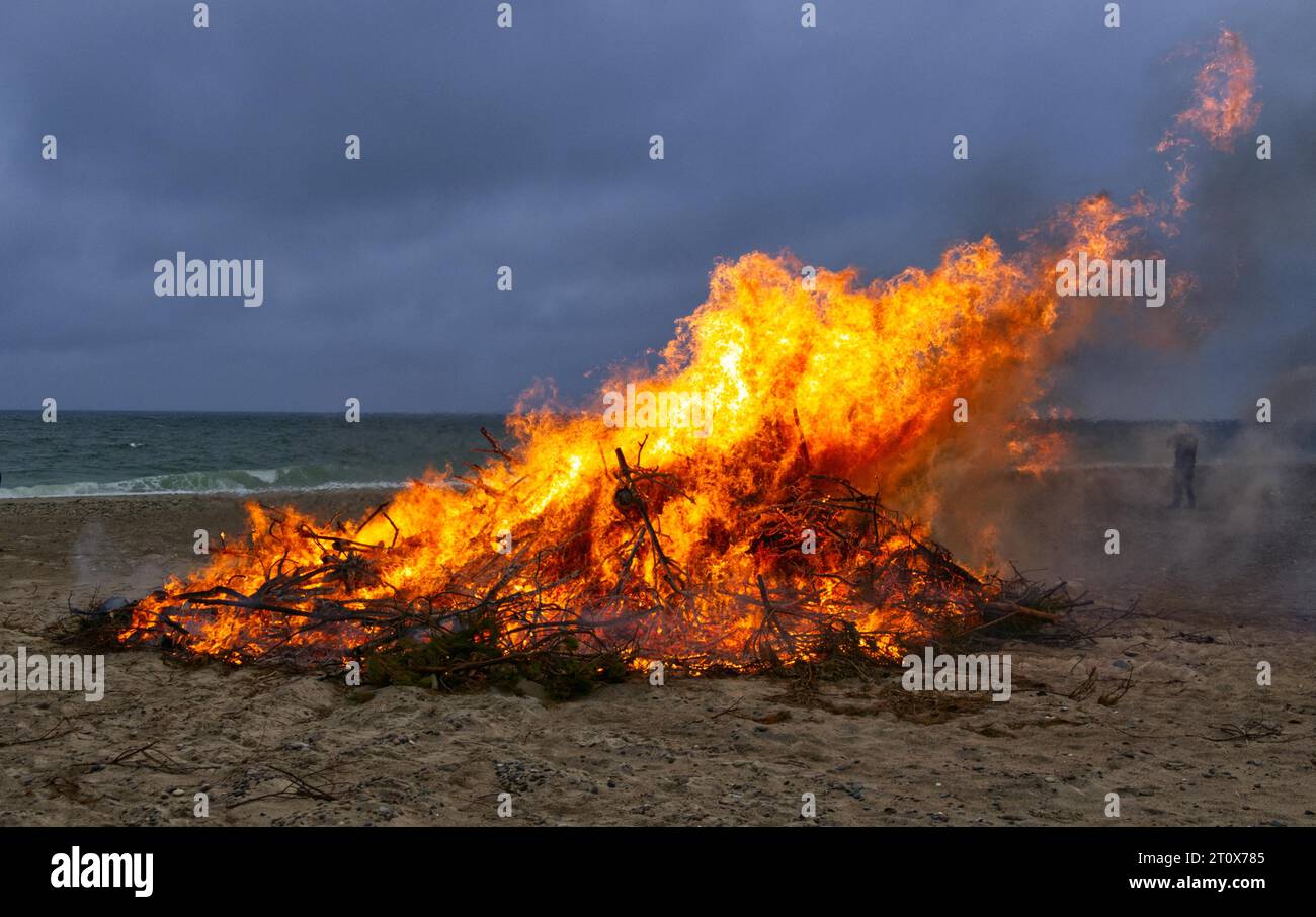 St. Hans Feuer am Strand in Stenbjerg, Thy, Dänemark Stockfoto