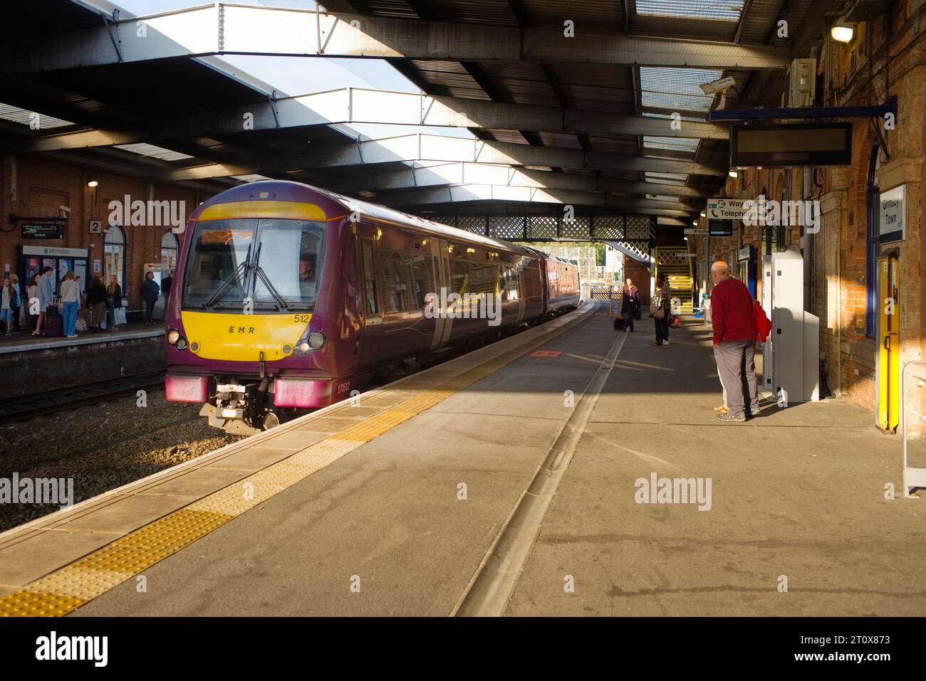 Ein EMR-Dieselzug mit zwei Pkw Richtung Cleethorpes am Bahnhof Grimsby Town Stockfoto