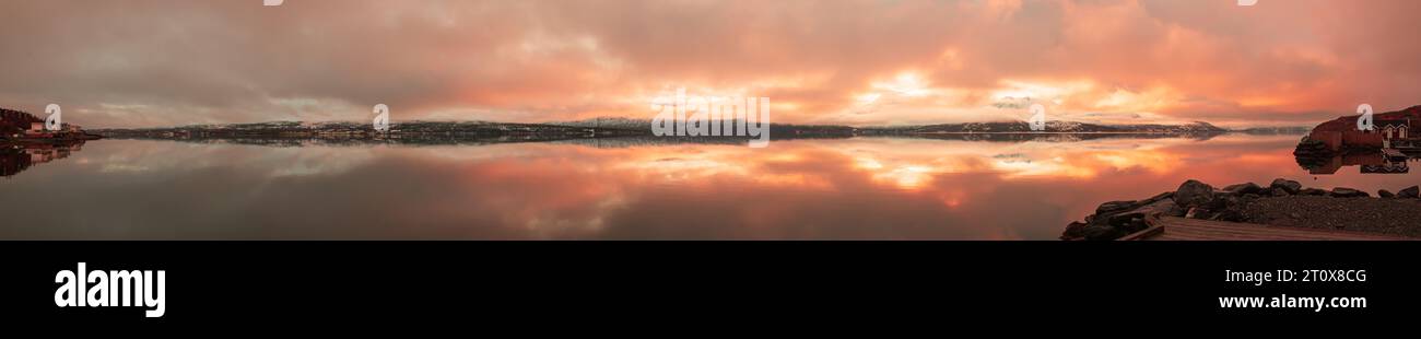 Panoramablick Auf Die Goldene Stunde Entlang Der Norwegischen Landschaft Stockfoto