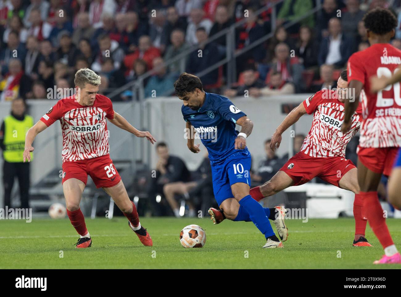 Matthias GINTER SC Freiburg links und Nicolas HOEFLER SC Freiburg rechts kämpfen gegen Lucas PAQUETA West Ham United Stockfoto