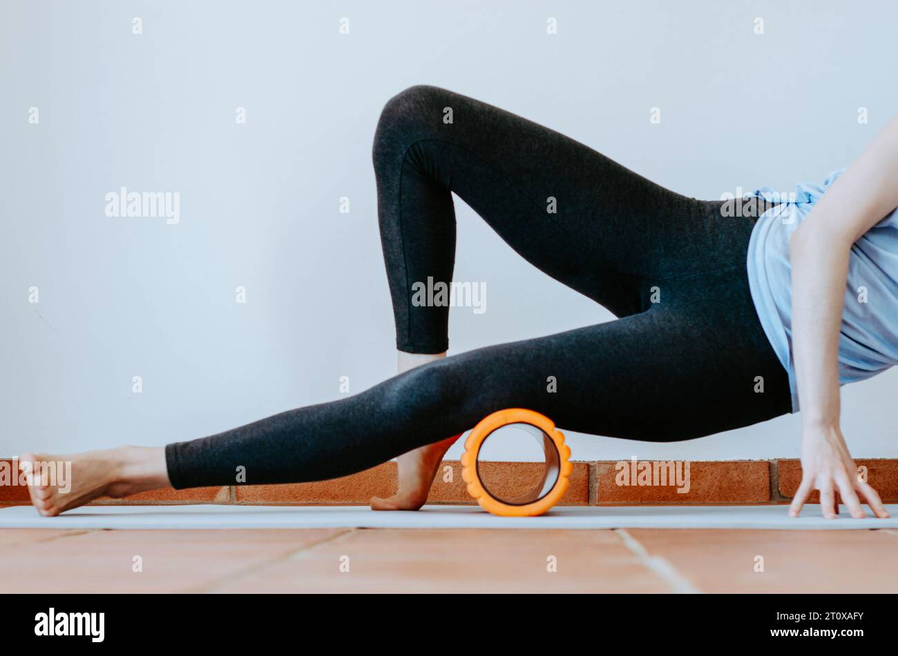 Die Person, die ES macht, Band die myofasziale Freisetzung auf einer Korkrolle Stockfoto