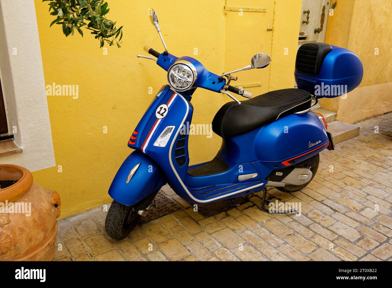 Saint Tropez, Frankreich - 14. September 2023: Blick auf einen geparkten Motorroller in Saint Tropez. Stockfoto