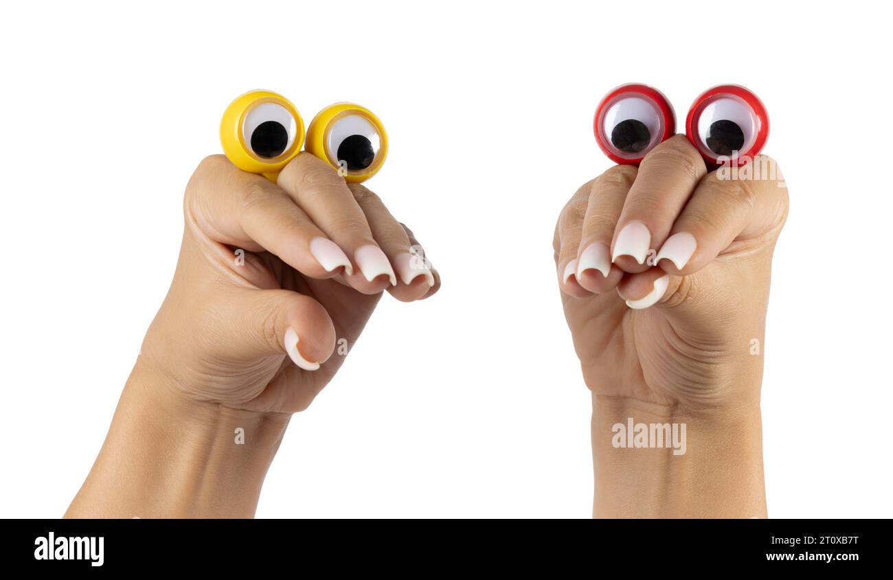 Erwachsene weibliche Hände mit langen quadratischen Ombre-Nägeln, mit perligen Augen, die lustige Meme-Gesten machen. Isoliert auf weißem Hintergrund. Stockfoto