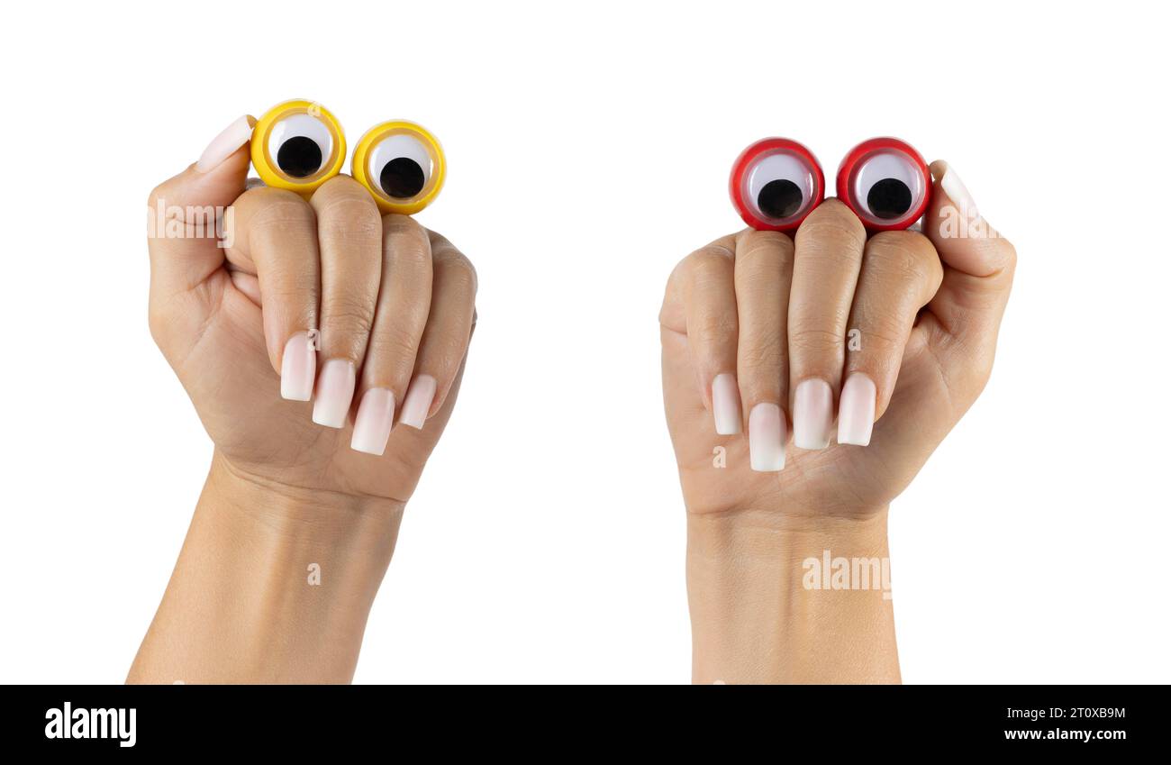 Erwachsene weibliche Hände mit langen quadratischen Ombre-Nägeln, mit perligen Augen, die lustige Meme-Gesten machen. Isoliert auf weißem Hintergrund. Stockfoto