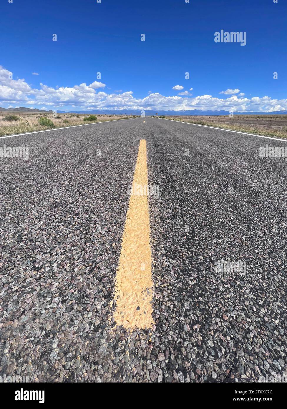 Perspektive laden Anzeigen Sie die gelbe Linie auf einer Nebenstraße in New Mexico Stockfoto