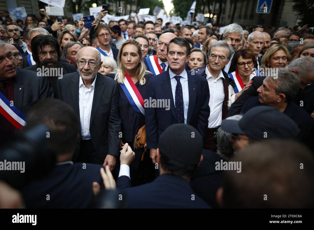 Paris, Frankreich. Oktober 2023. Marek Alter, Francis Kalifat und Manuel Valls nahmen am 9. Oktober 2023 an der Demonstration zur Unterstützung Israels in Paris Teil. Foto: Raphael Lafargue/ABACAPRESS.COM Credit: Abaca Press/Alamy Live News Stockfoto