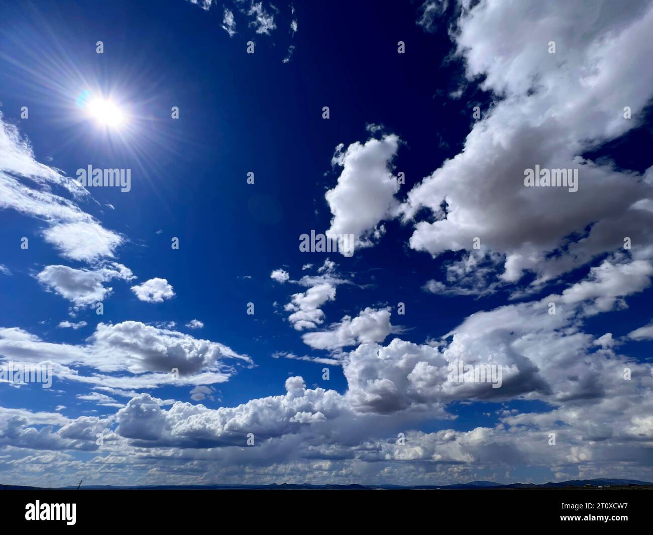 Perfekte Wolkendecke in der Wüste in der Nähe von Taos New Mexico Stockfoto