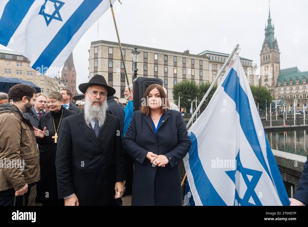 Hamburg, Deutschland. Oktober 2023. Hamburgs Staatsrabbiner Shlomo Bistritzky und die Hamburger Wissenschaftssenatorin Katharina Fegebank (Bündnis 90/die Grüne) stehen bei einer Solidaritätskundgebung für Israel nebeneinander. Quelle: Markus Scholz/dpa/Alamy Live News Stockfoto