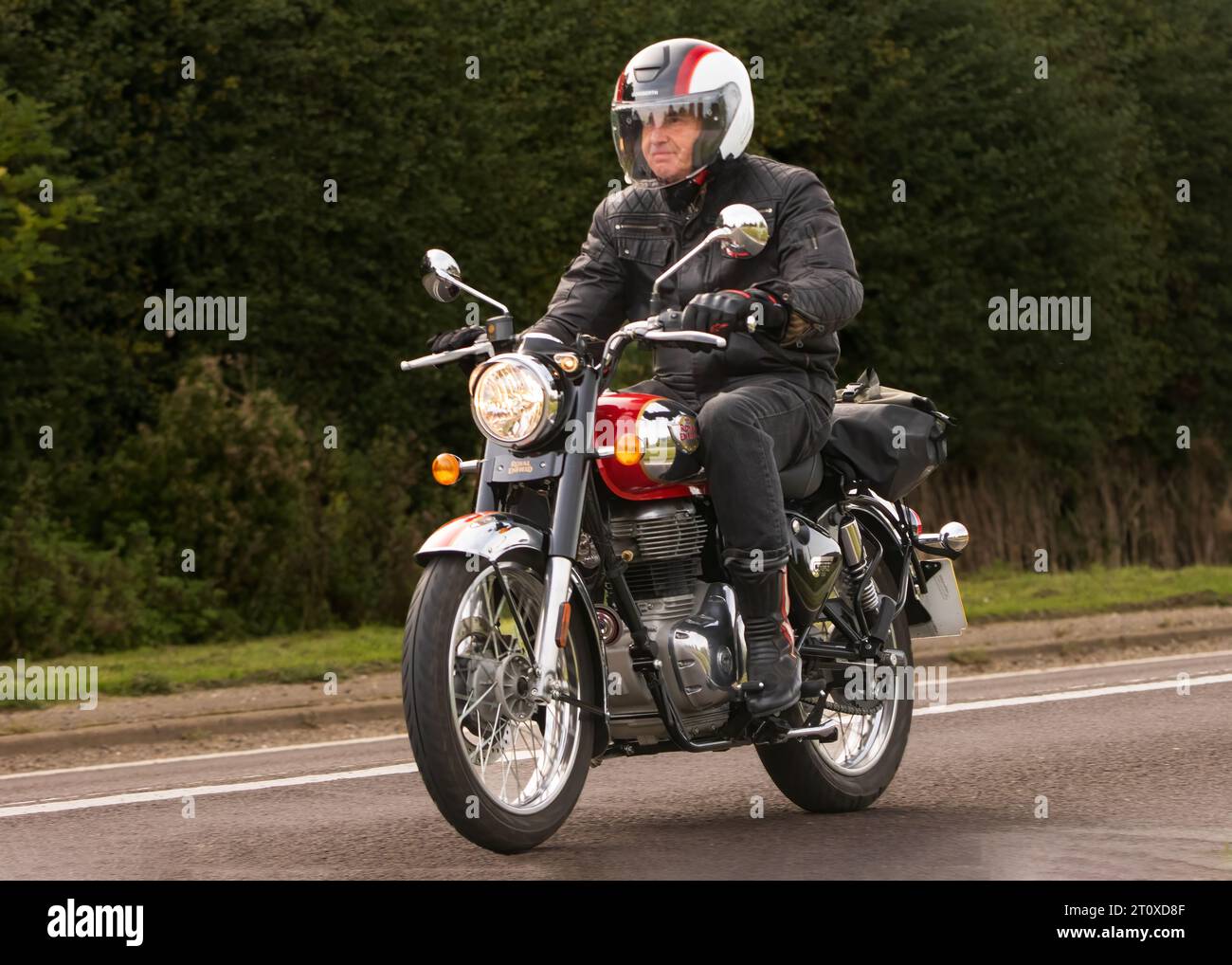 Bicester,Oxon.,UK - 8. Oktober 2023: 2023 Royal Enfield Classic 350 E5 Motorrad auf einer englischen Landstraße. Stockfoto