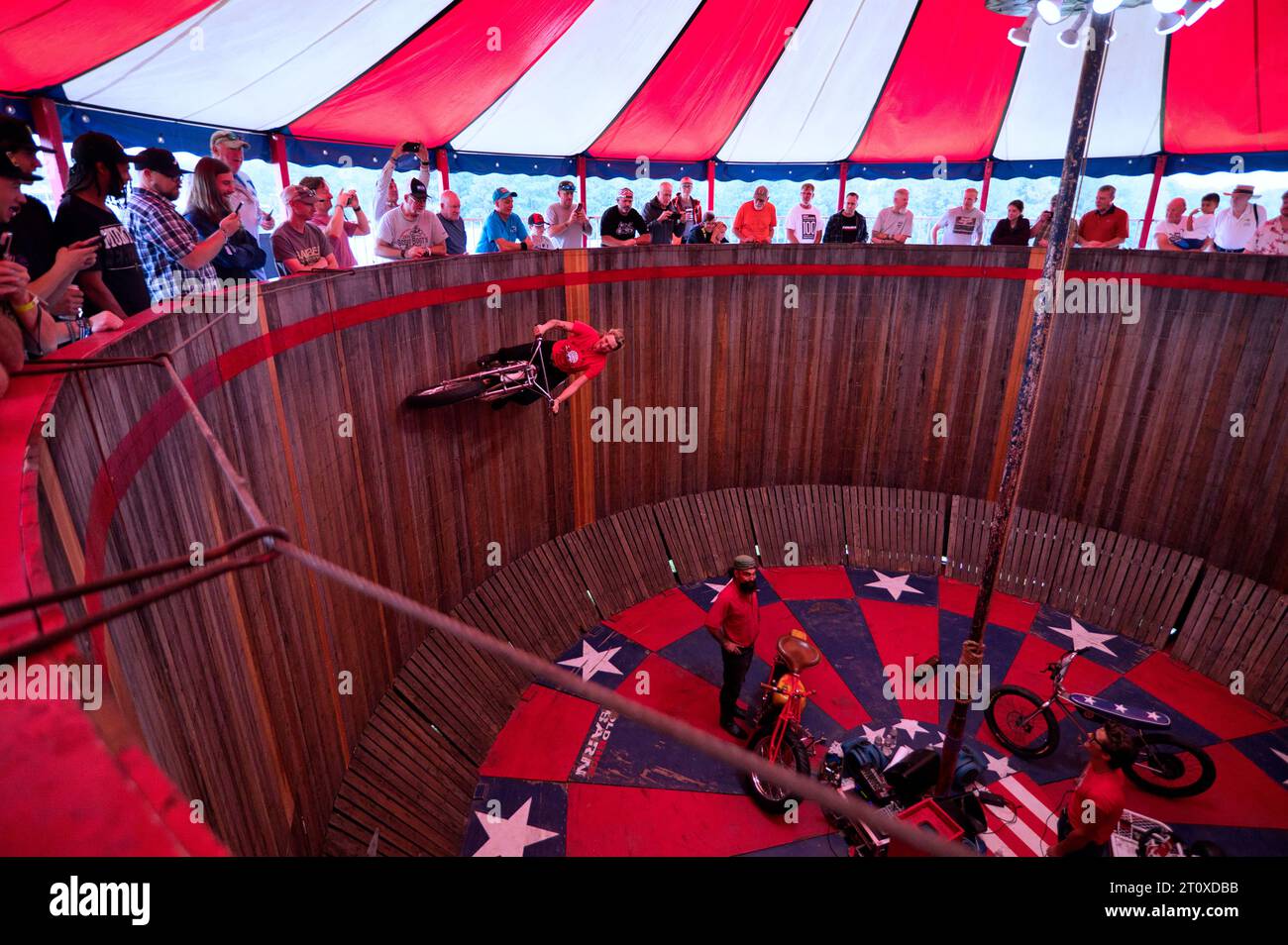 Ein Stuntfahrer tritt auf der Mauer des Todes während des Vintage Motorradfestivals bei Barber Motorsports in Alabama auf. Stockfoto