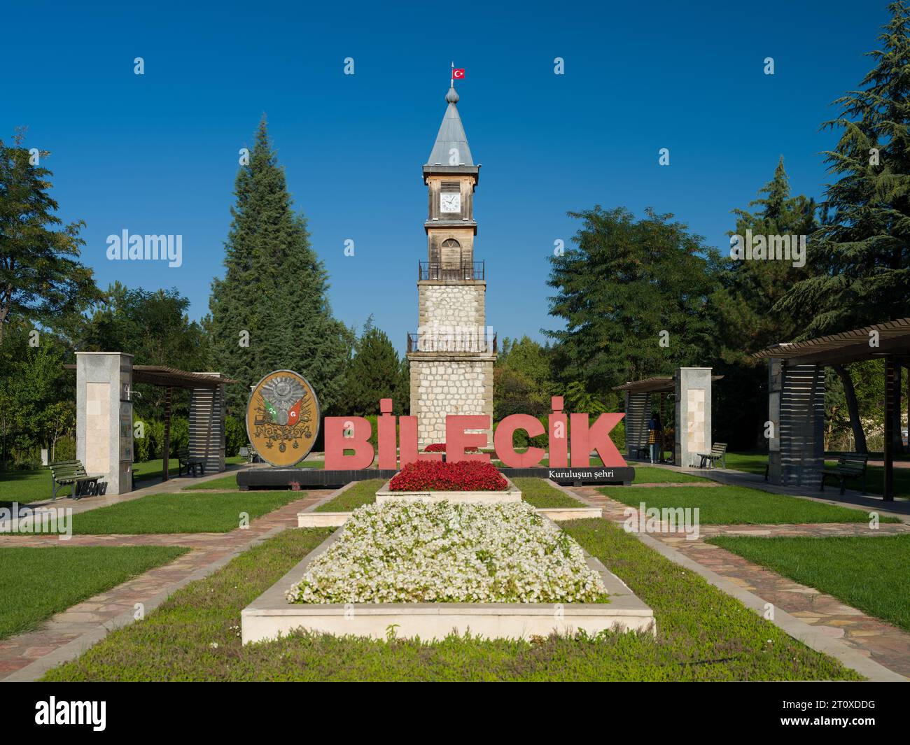 Bilecik, Türkei. 24. September 2023. Historischer Uhrenturm in Bilecik. Es befindet sich im Garten des Stadtpalastes Bilecik. Stockfoto