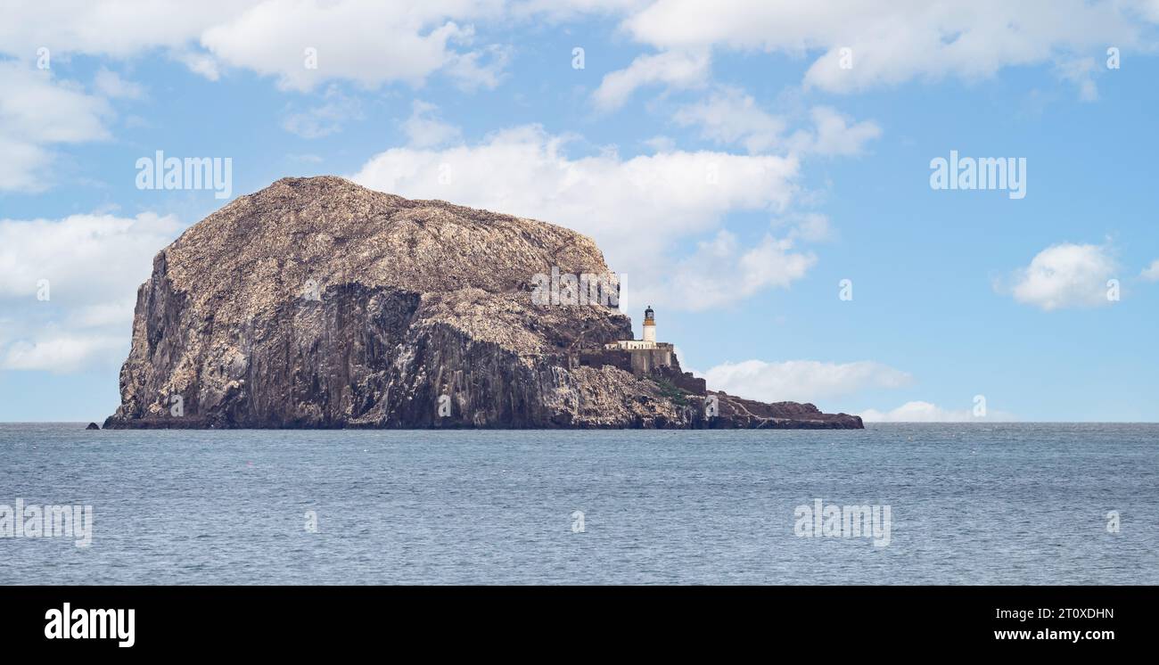 Bass Rock and Lighthouse and Gannet Colony in Firth of Forth, vor der Küste von North Berwick, East Lothian, Schottland am 28. September 2023 Stockfoto