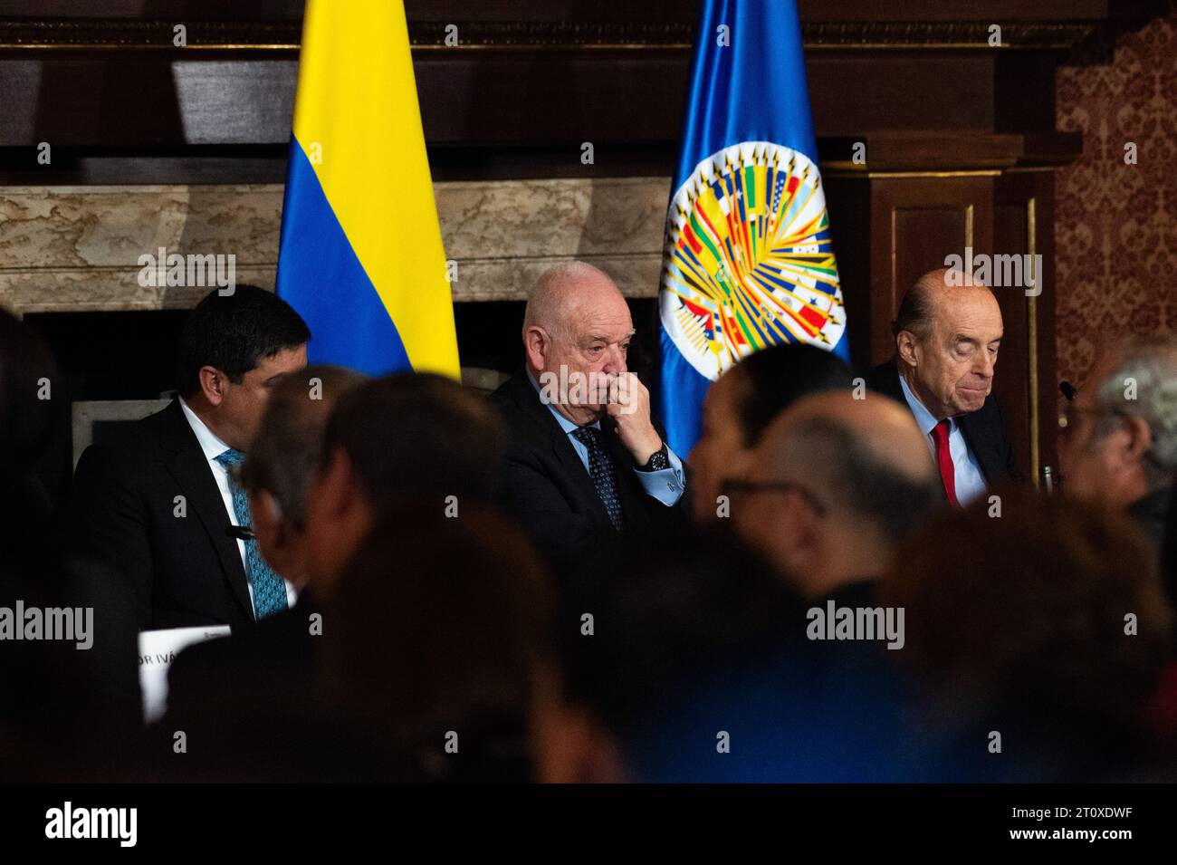 Bogota, Kolumbien. Oktober 2023. Der Präsident des IACHR-Richters Ricardo Perez (R) und der kolumbianische Außenminister Alvaro Leyva (R) während der Einsetzung der 162 stattfindenden Tagung des Interamerikanischen Gerichtshofs für Menschenrechte (IACHR) in Bogota (Kolumbien) am 9. Oktober 2023. Das Gericht wird die Fälle von Chile, Guatemala und Brasilien prüfen. Foto: Chepa Beltran/Long Visual Press Credit: Long Visual Press/Alamy Live News Stockfoto