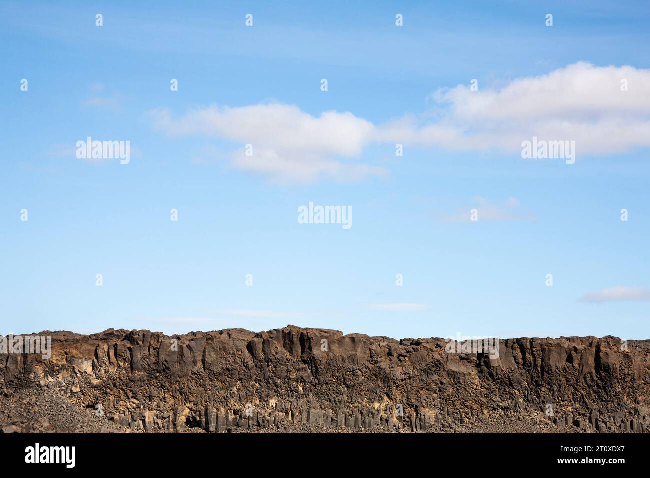 Erodierte Felsformationen und Klippen gegen blauen Himmel, Vatnajökull Nationalpark, Island Stockfoto