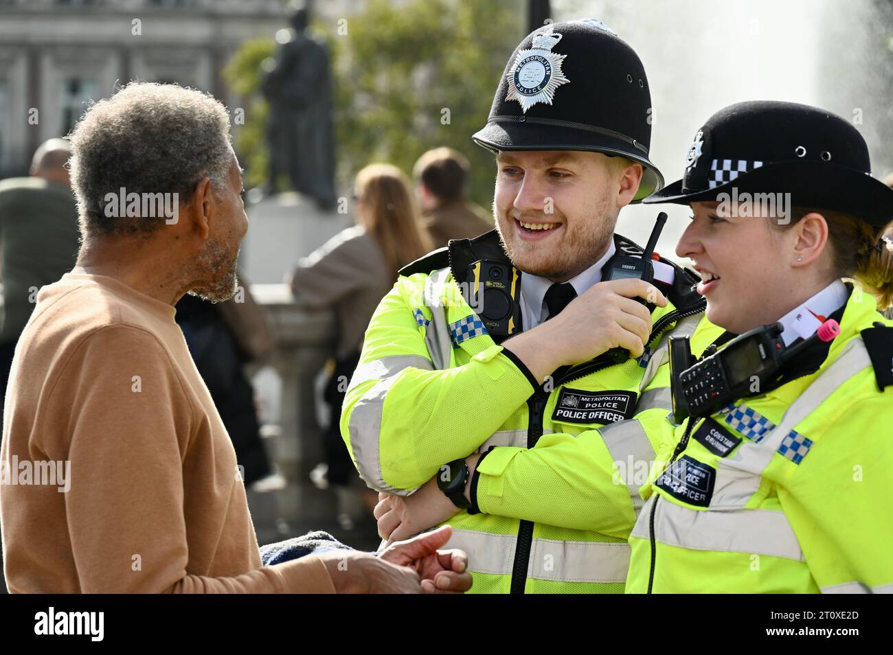 Metropolitan Police Officers, Trafalgar Square, London, Großbritannien Stockfoto