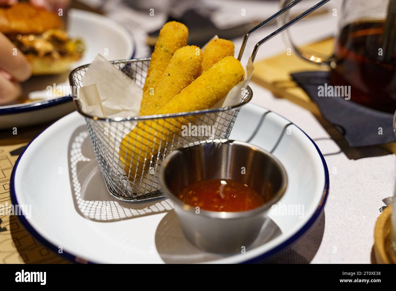 Knusprige Käsestäbchen mit Dippsoße. Nahaufnahme. Stockfoto