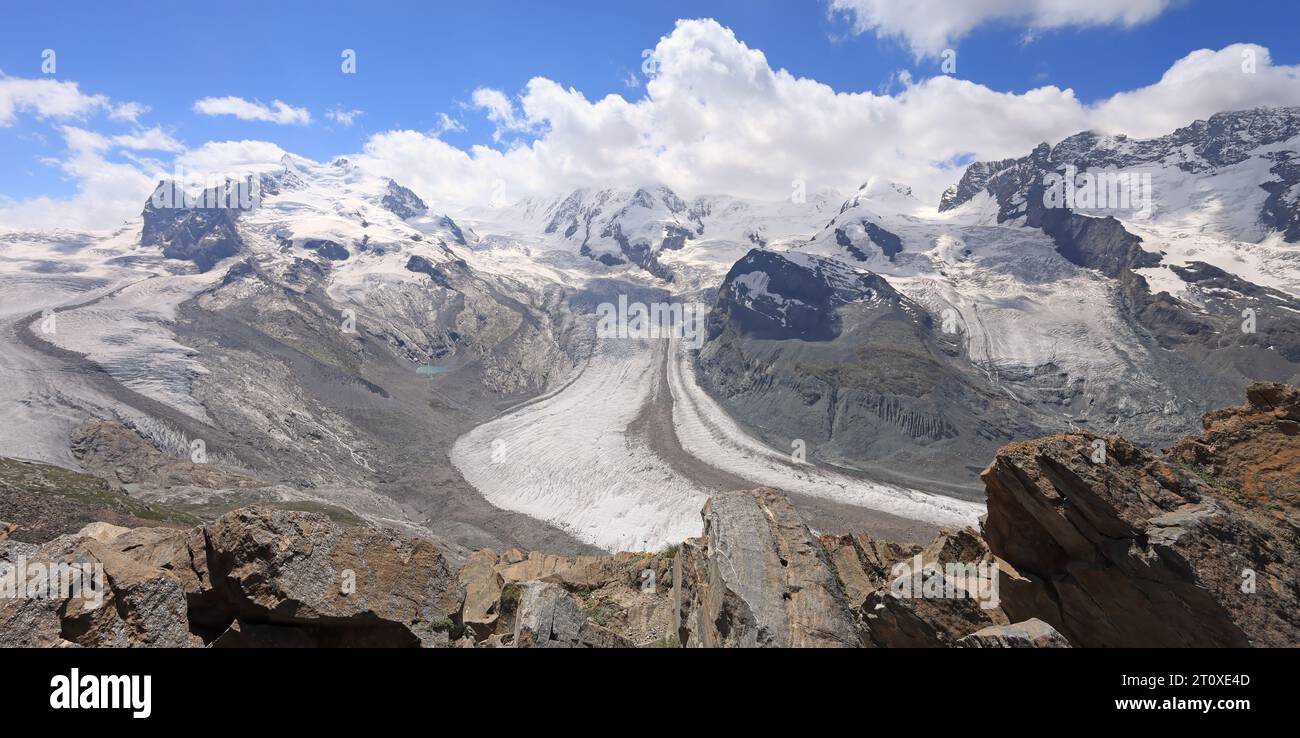 Aus der Vogelperspektive des Gorner Gletschers und des Monte Rosa Gipfels in der Schweiz mit einem felsigen Kamm im Vordergrund Stockfoto