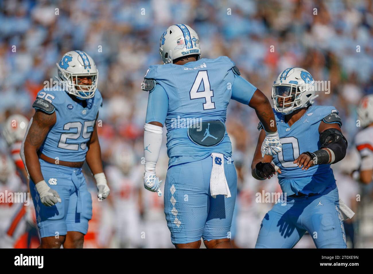 Chapel Hill, NC USA: North Carolina Tar Heels Defensive Lineman Travis Shaw (4) feiert den Sack mit Linebacker Kaimon Rucker (25) und Defensive l Stockfoto