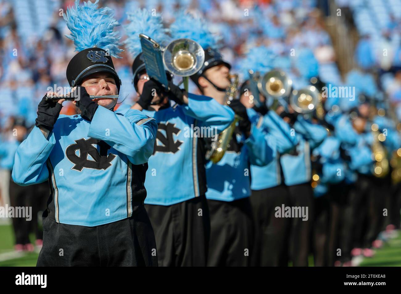 Chapel Hill, North Carolina, USA: Mitglieder der Tar Heels Marching Band in North Carolina während eines NCAA-Spiels gegen die Syracuse Orange im Kenan Memorial Stadium, Stockfoto