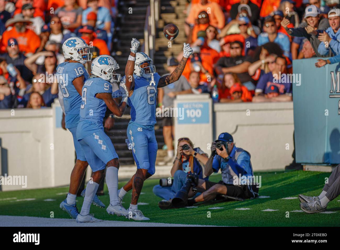 Chapel Hill, NC USA: North Carolina Tar Heels Wide Receiver Kobe Paysour (8) punktet und feiert den Touchdown mit Wide Receiver Devontez Walker (9 Stockfoto