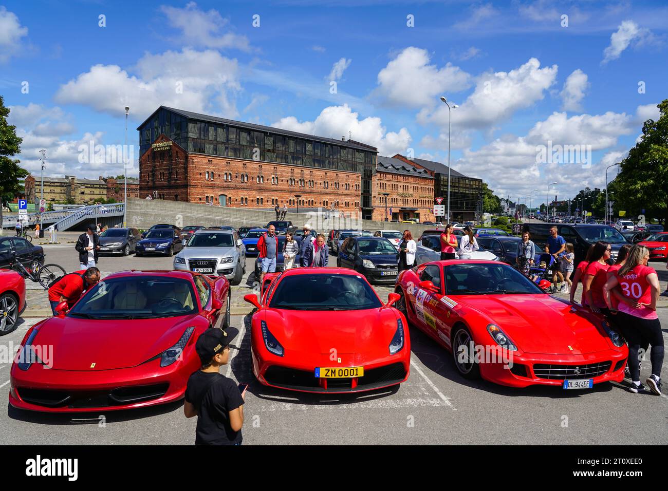 Liepaja, Lettland, 20. Juli 2023: Europäische Veranstaltung für Ferrari-Autobesitzer und öffentliche Automobilausstellung, Ferrari 488 GTB, 458 Italia und 599 GTB Fiorano, Vorderansicht Stockfoto