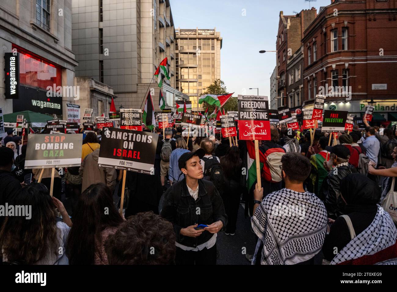 London, Großbritannien. 9. Oktober 2023. Palästinensische Unterstützer bei einer Demonstration vor der israelischen Botschaft in der High Street Kensington in einer Veranstaltung, die von Stop the war Coalition organisiert wurde. Am 7. Oktober hat die Hamas einen überraschenden Mehrfrontenangriff aus Gaza auf Israel durchgeführt, und als Reaktion darauf hat der israelische Premierminister Benjamin Netanjahu erklärt, dass Israel im Krieg ist und die Palästinenser "einen hohen Preis zahlen würden". Quelle: Stephen Chung / Alamy Live News Stockfoto