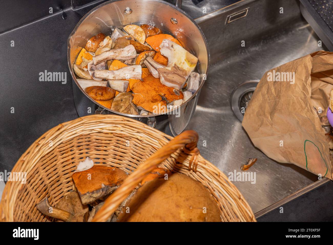 Nahaufnahme eines Topfes mit geschälten Pilzen in der Küche. Stockfoto