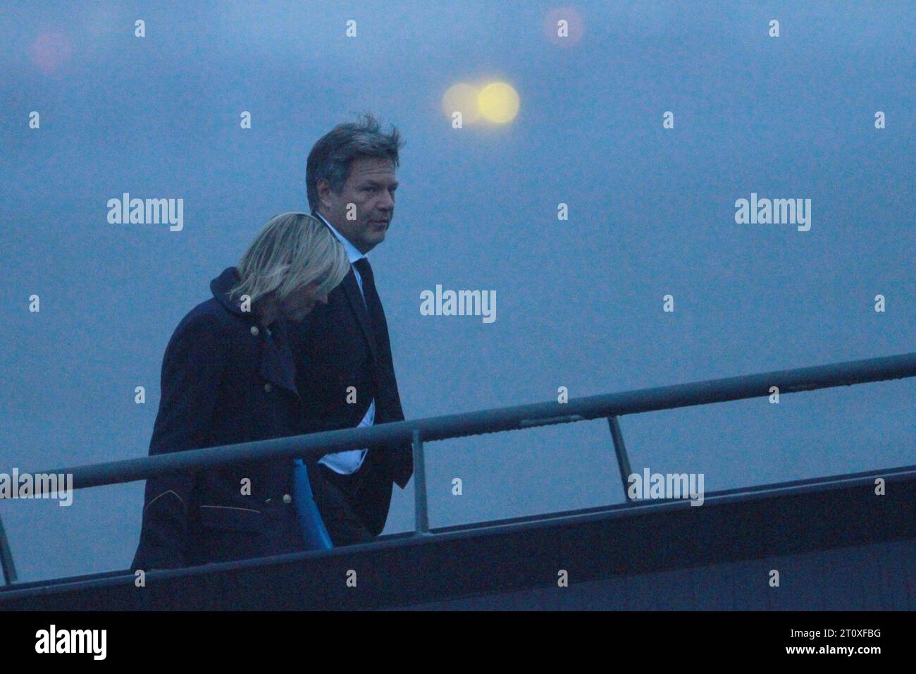 Hamburg, Deutschland, 09.10.2023: Deutsch-französische Kabinettsklausur: Wirtschaftsminister Robert Habeck verlässt die Fähre im Hamburger Hafen, auf der sich Minister aus Deutschland und Frankreich getroffen haben *** Hamburg, Deutschland, 09 10 2023 Deutsches französisches Kabinett Retreat Wirtschaftsminister Robert Habeck verlässt die Fähre im Hamburger Hafen, wo Minister aus Deutschland und Frankreich trafen Copyright: xdtsxNachrichtenagenturx dts 23741 Credit: Imago/Alamy Live News Stockfoto