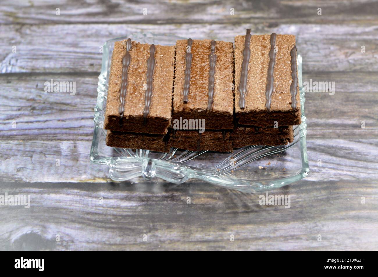 Schokoladen-Schwammkuchen, Kakaoschicht-Kuchen gefüllte Creme-Kuchen gefüllte Creme-Vanillegeschmack, köstliche Leckerli Dessert-Kuchen für Kinder und zum Tee, schnell Stockfoto