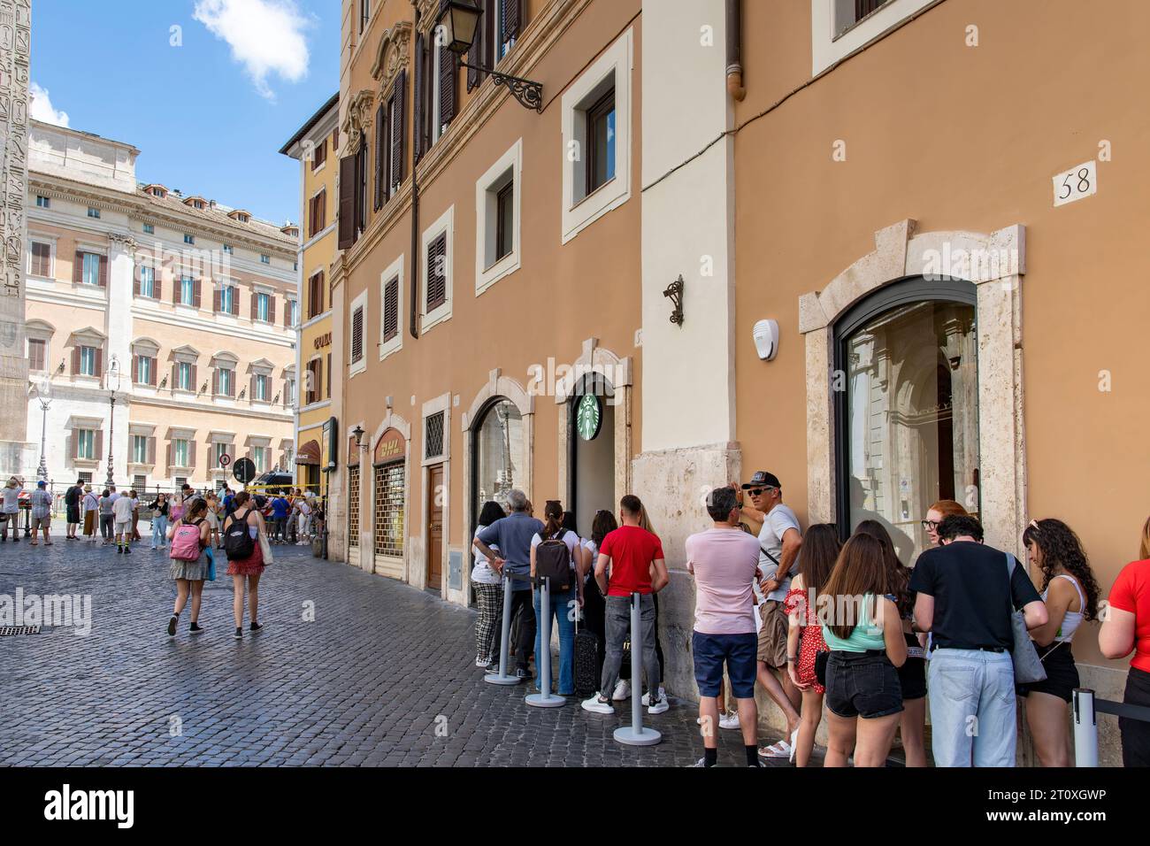 Rom, Italien - 11. Juni 2023; eine Reihe von überwiegend ausländischen Touristen auf der Piazza di Monte Citorio stand vor einem Starbucks Coffee Store, um sich dort anzumelden Stockfoto