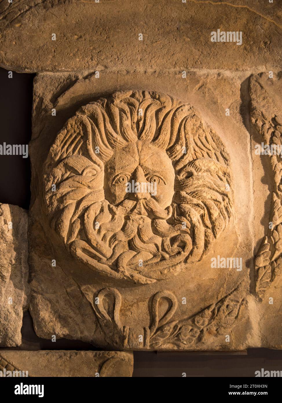 The Gorgon Head (oder vielleicht Typhon), Roman Baths, Bath, Somerset, England, GROSSBRITANNIEN, GB. Stockfoto