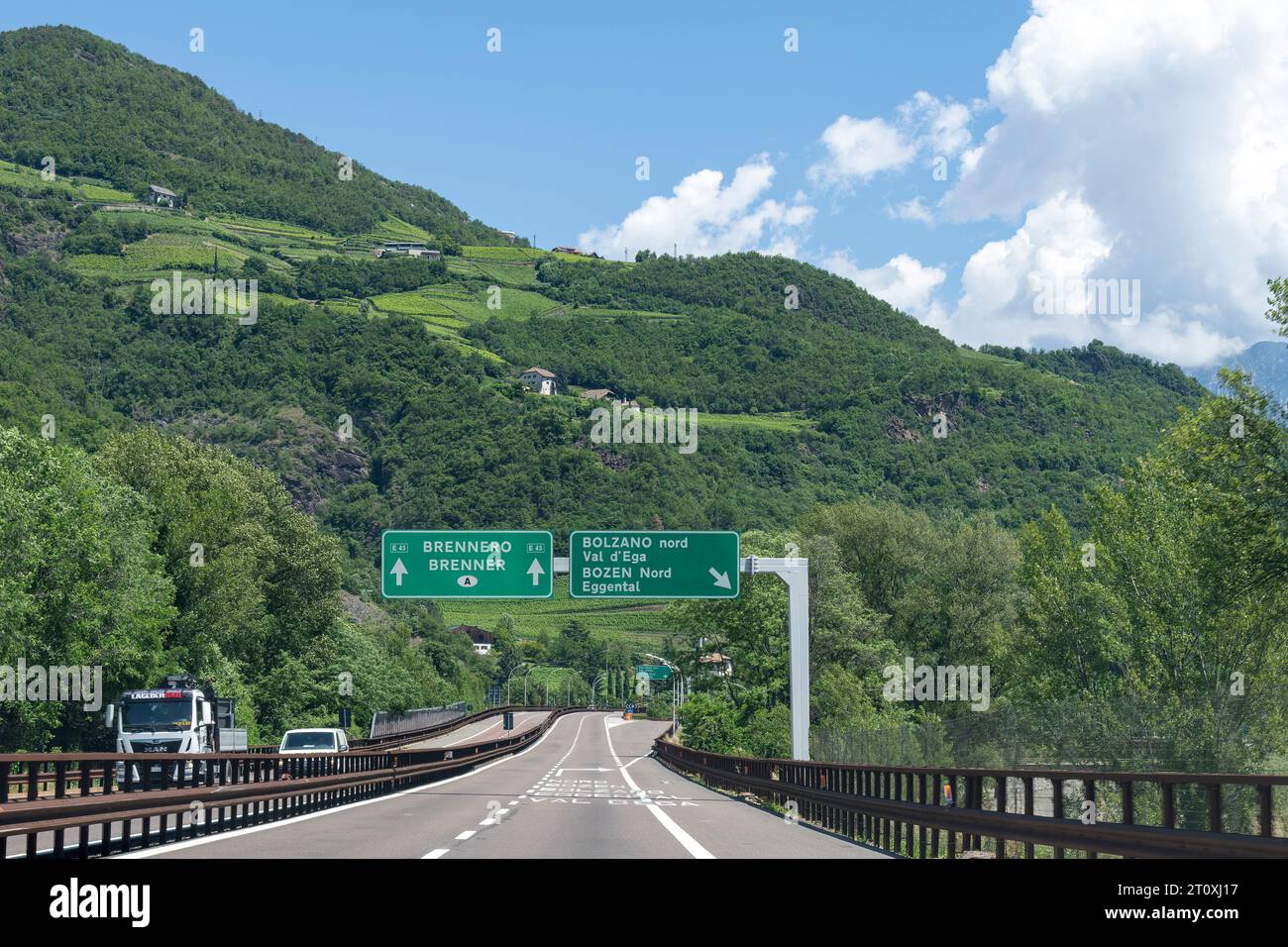 Bozen, Italien-13. Juni 2023; Blick aus Fahrerperspektive über die Autobahn A22 durch den Brenner mit Schildern über Österreich Stockfoto