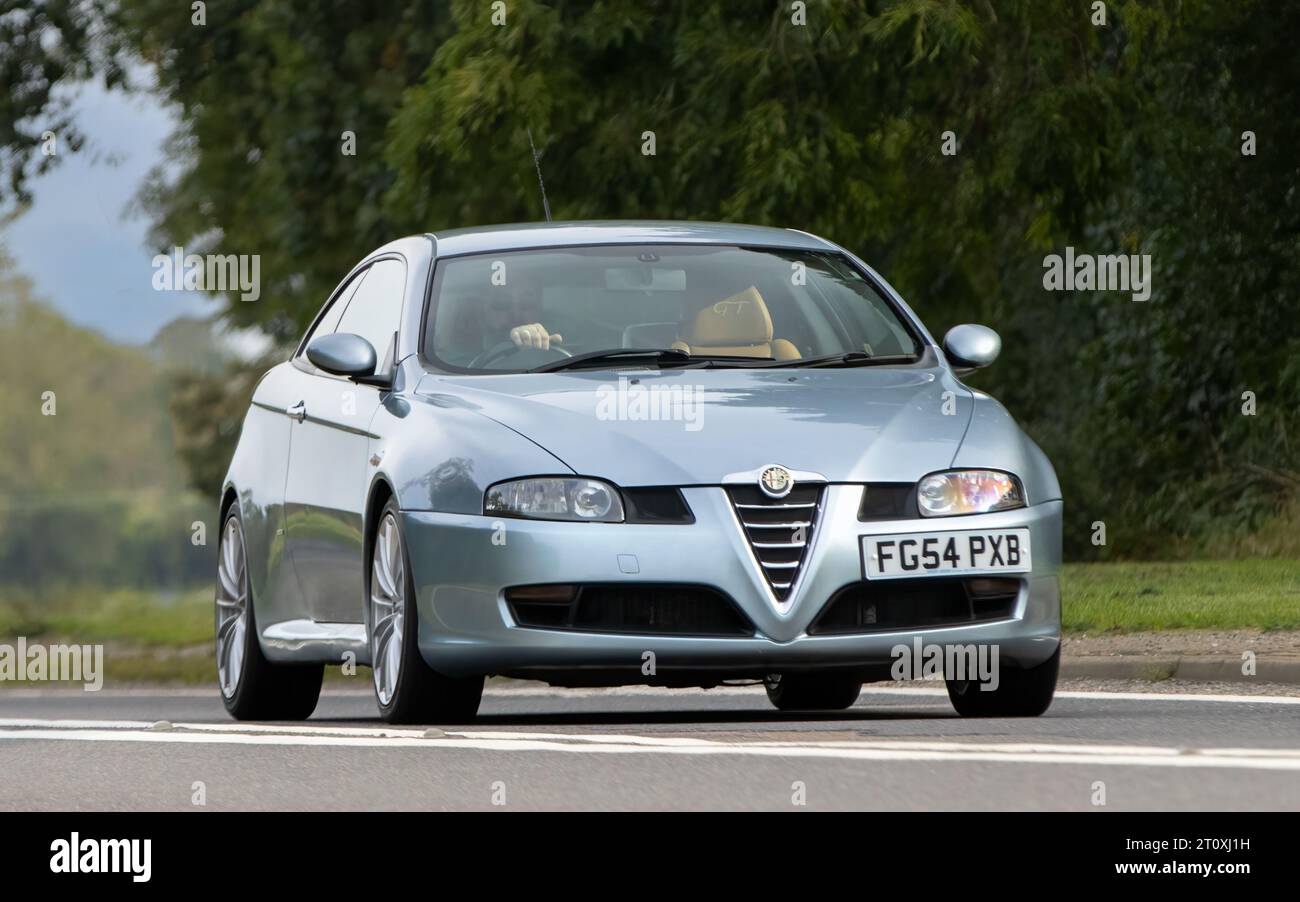 Bicester, Oxon., UK - 8. Oktober 2023: 2004 blauer Alfa Romeo GT V6 Oldtimer auf einer englischen Landstraße. Stockfoto