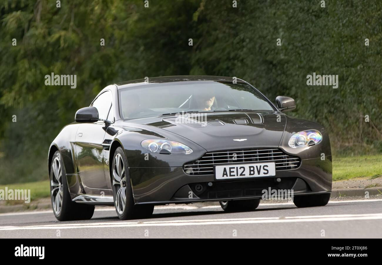 Bicester, Oxon., UK - 8. Oktober 2023: 2012 ASTON MARTIN VANTAGE V12 Oldtimer auf einer englischen Landstraße. Stockfoto