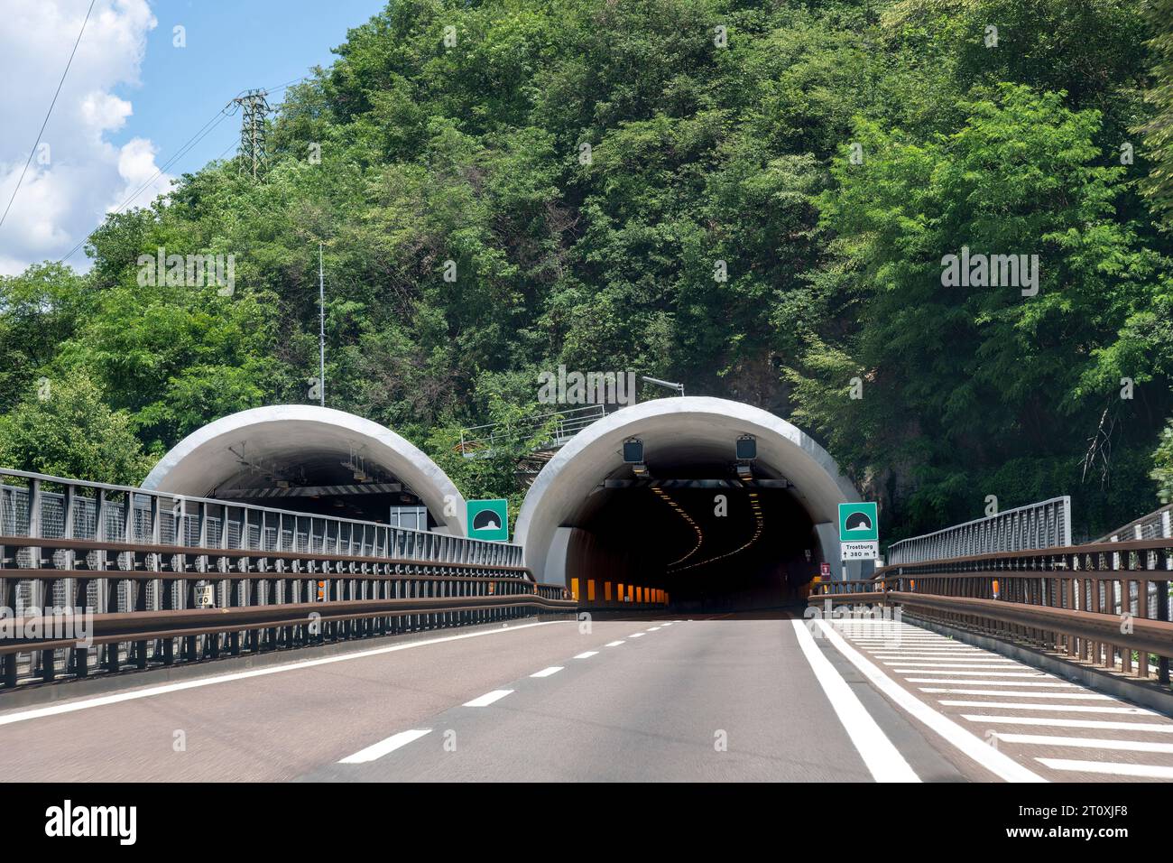Ponte Gardene, Italien-13. Juni 2023; Fahrerperspektive Blick auf die Autobahn A22 mit bevorstehendem Trostburgtunnel in Richtung Brenner Stockfoto
