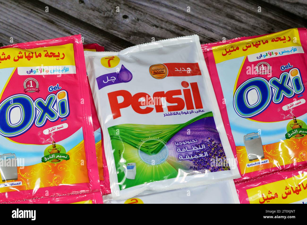 Kairo, Ägypten, 1. Oktober 2023: Persil- und Oxi-Reinigungsgele für normale Waschmaschinen, für weiße und farbige Kleidung, dringen tief in den Stoff ein Stockfoto