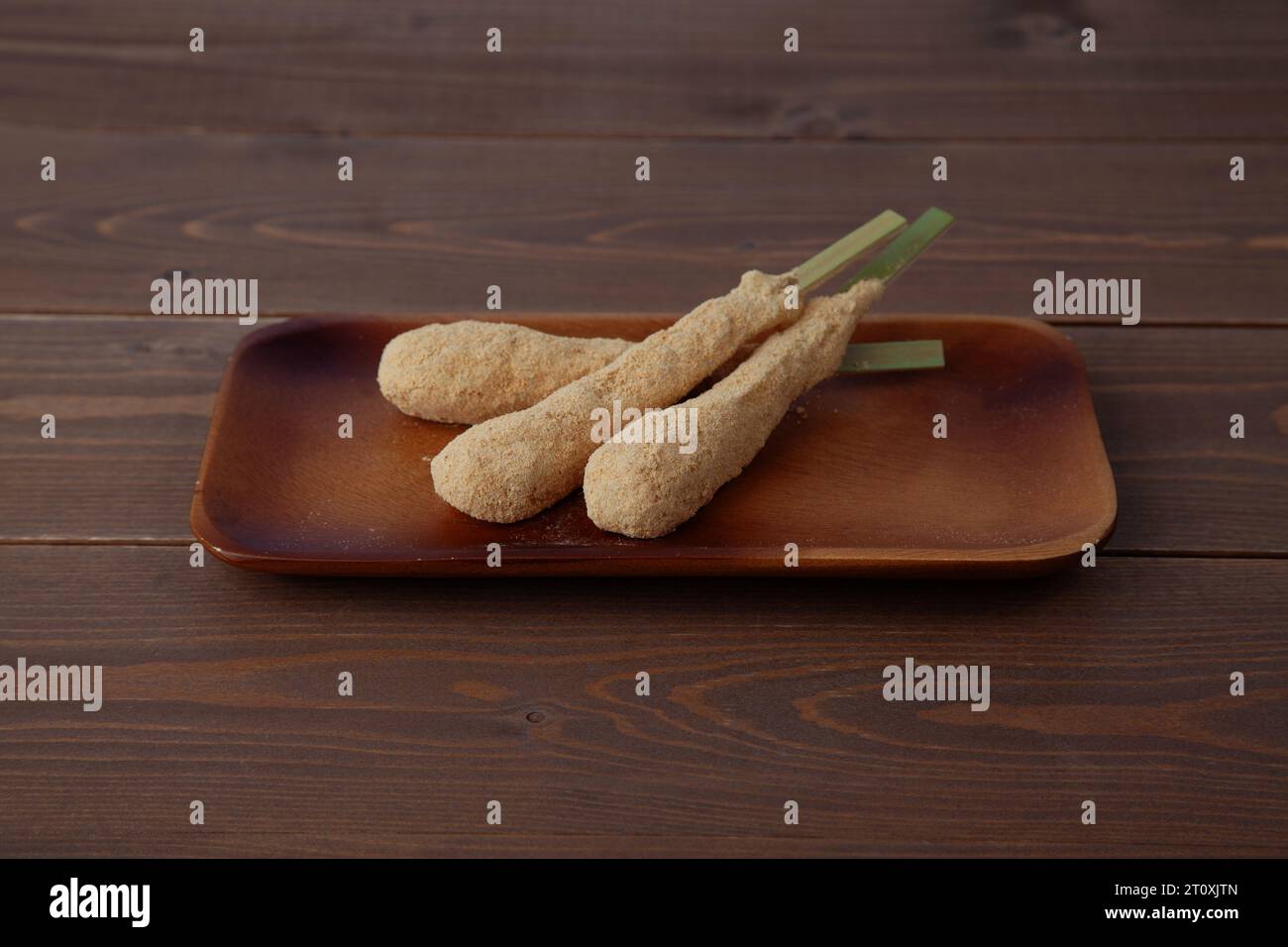 Reiskuchen bedeckt mit süßem Sojabohnenmehl, isoliert auf dem Tisch Stockfoto