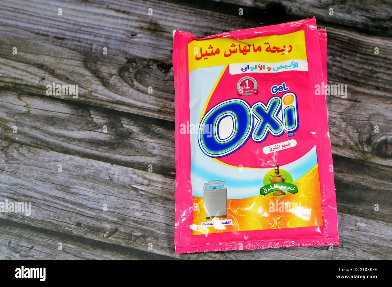 Kairo, Ägypten, 1. Oktober 2023: OXI Waschmittel Gel für normale Waschmaschinen Eastern Breeze, für weiße und farbige Kleidung, dringt tief in den Stoff ein Stockfoto