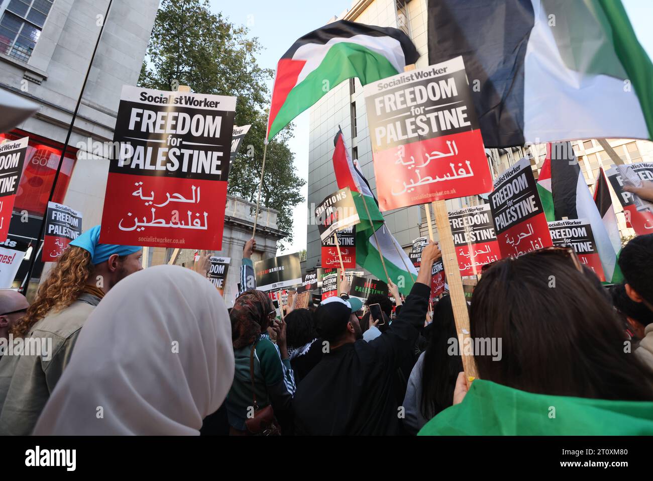 London, Vereinigtes Königreich, 9. Oktober 2023. Während die schreckliche Situation im Nahen Osten anhält, versammelten sich 1000er pro-palästinensische Anhänger vor der israelischen Botschaft in der High Street Kensington. Es wurden Flaggen gewinkelt und es wurden rufe nach Freiheit für Palästina gemacht. Kredit : Monica Wells/Alamy Live News Stockfoto