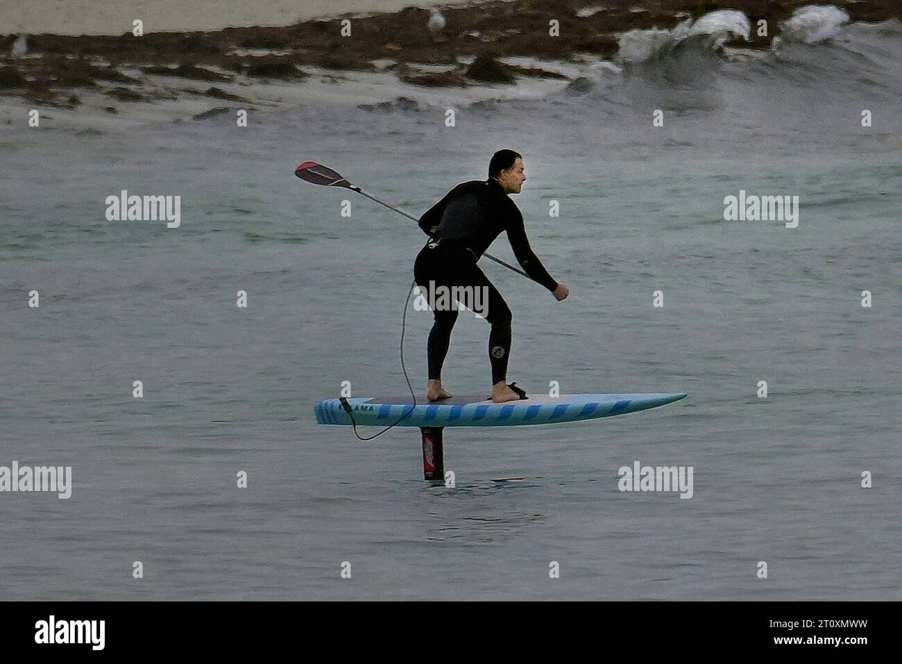 Pacific Grove, Kalifornien, USA. Oktober 2023. Motorisiertes Paddelboard in Aktion. Der Motor wird drahtlos von der Schaufel gesteuert, die nicht nur die Geschwindigkeit steuert, sondern den Motor auch ausschaltet, wenn er eingetaucht ist (Credit Image: © Rory Merry/ZUMA Press Wire). Nicht für kommerzielle ZWECKE! Stockfoto