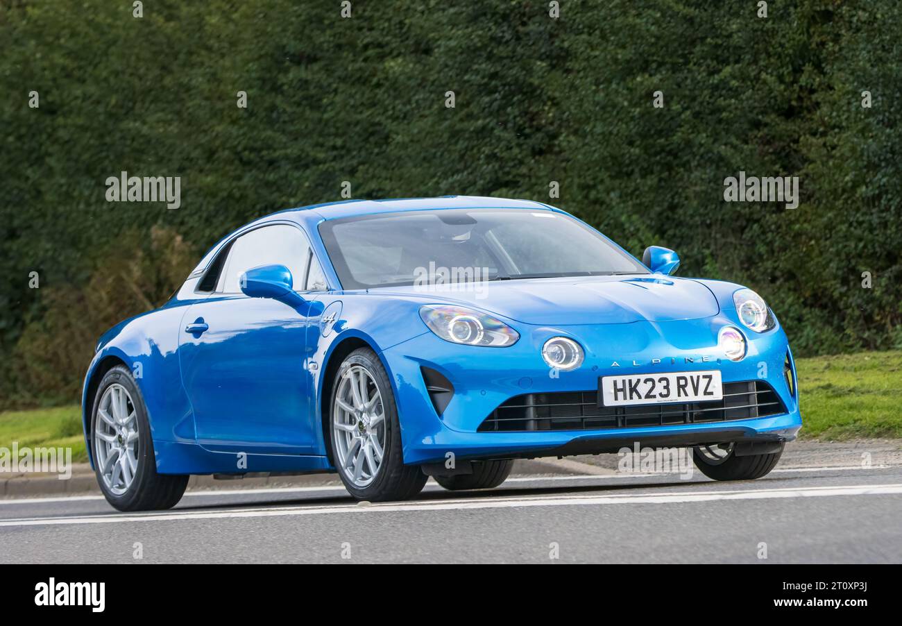 Bicester, Oxon., UK - 8. Oktober 2023: 2023 ALPINE A110 AUTO Oldtimer fährt auf einer englischen Landstraße. Stockfoto
