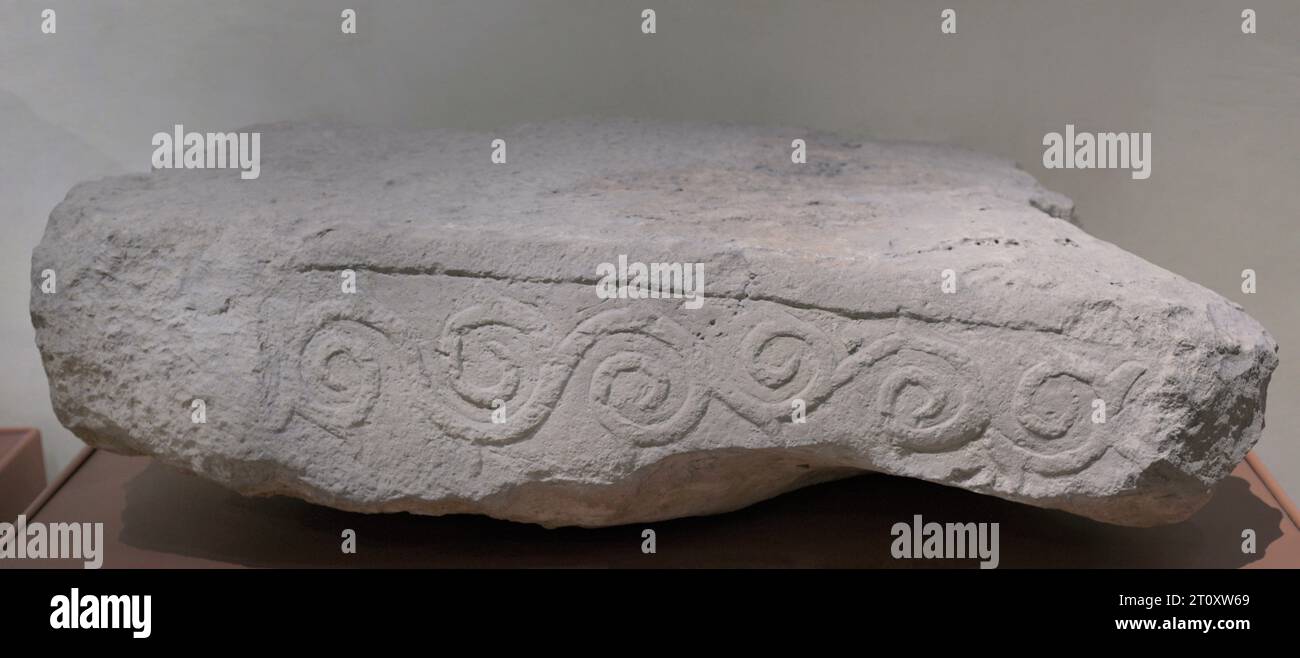 Neolithische Periode. Tempelzeit (3600 bis 2500 v. Chr.). Tarxien Temple Complex. Malta. Erbaut zu Ehren einer Muttergöttin der Fruchtbarkeit. Reliefs auf einem der Steinblöcke, mit Borten verziert. Nationalmuseum für Archäologie. Valletta. Malta. Stockfoto