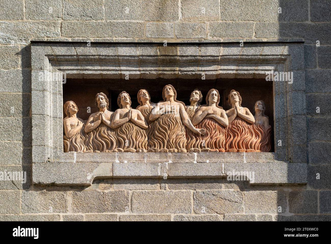Seelen, die in den Flammen der Purgatory-Skulptur brennen, Kapelle der General-Bruderschaft von Animas, Santiago de Compostela, Spanien Stockfoto