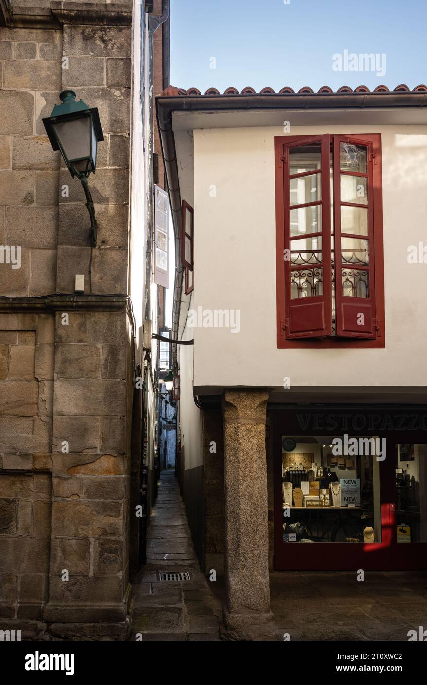 Ruela de entrerruas - eine extrem enge Gasse oder Straße in Santiago de Compostela, Spanien Stockfoto