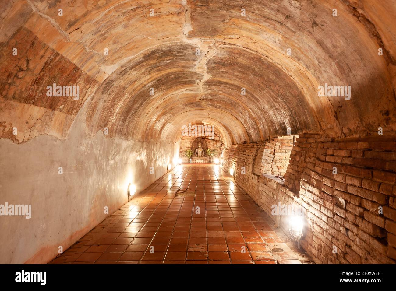 Wat Umong Tempel, Chiang Mai, Thailand. Buddha-Statue am Ende des Tunnels. Stockfoto