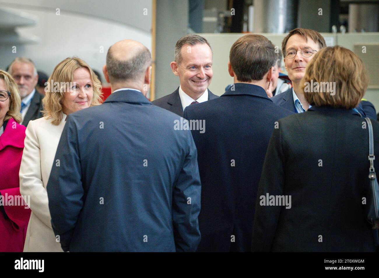 Deutsch-Franzoesische Kabinettsklausur in Hamburg Steffi Lemke Budnesumweltministerin Gruene gemeinsam mit Volker Wissing Bundesverkehrsminister FDP und Karl Lauterbach Bundesgesundheitsminister SPD bei der Begruessung des Praesidenten von Frankreich und dem Bundeskanzlers mit Ehefrau in der A320-Produktionshalle auf dem Airbus-Werksflughafen in Hamburg-Finkenwerder, Hamburg, 09.10.2023 Hamburg Hamburg Deutschland *** Deutsch-Französische Kabinettssitzung in Hamburg Steffi Lemke Umweltminister Grünen zusammen mit Volker Wissing Bundesverkehrsminister FDP und Karl Lauterbach Feder Stockfoto
